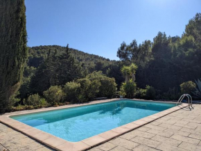 Provençal house between sea and vineyards